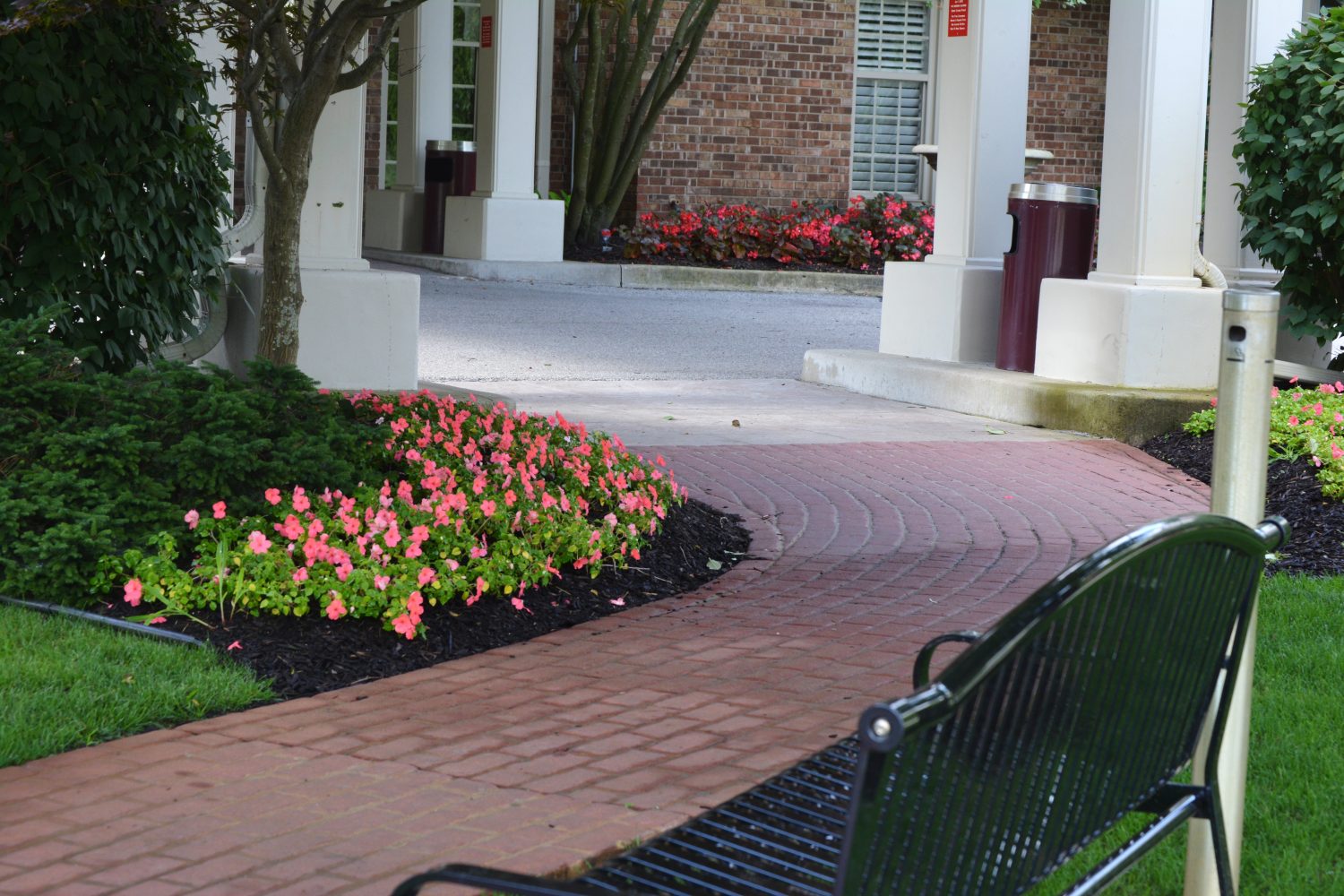 Bed cutback and mulch work transition by Plant Studio Landscape